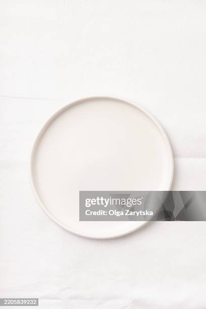 white empty plate on white tablecloth, top view. - round dining table stock pictures, royalty-free photos & images