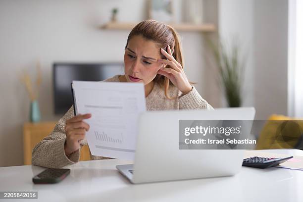 stressed young woman having problems paying domestic bills - alimentation électrique photos et images de collection