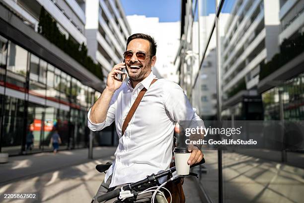 estilo de vida moderno - un solo hombre de mediana edad fotografías e imágenes de stock