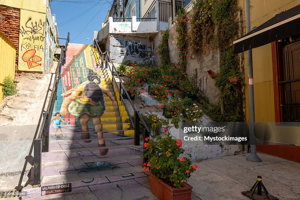 Bunte Treppe mit 3D-Street-Art von spielenden Kindern