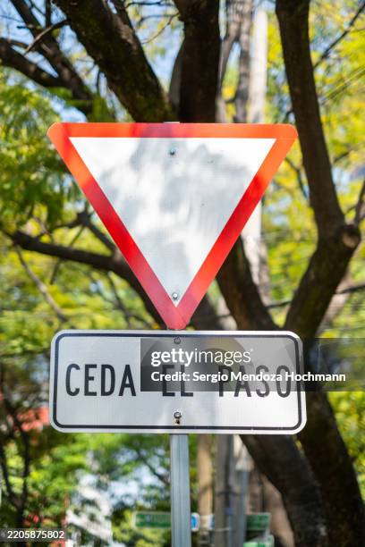 yield or give way traffic sign in mexico city, mexico - vorfahrt beachten stock-fotos und bilder