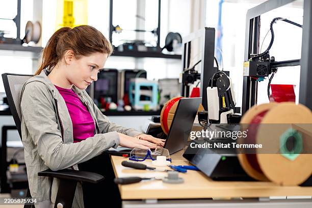 in product design education, students learn to think, simulate, and prototype early on, and are encouraged to explore problem-solving using 3d printing technology. - designer industriale foto e immagini stock