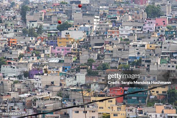 urban sprawl on a hill in a lower income section of western mexico city, mexico - debilidad fotografías e imágenes de stock