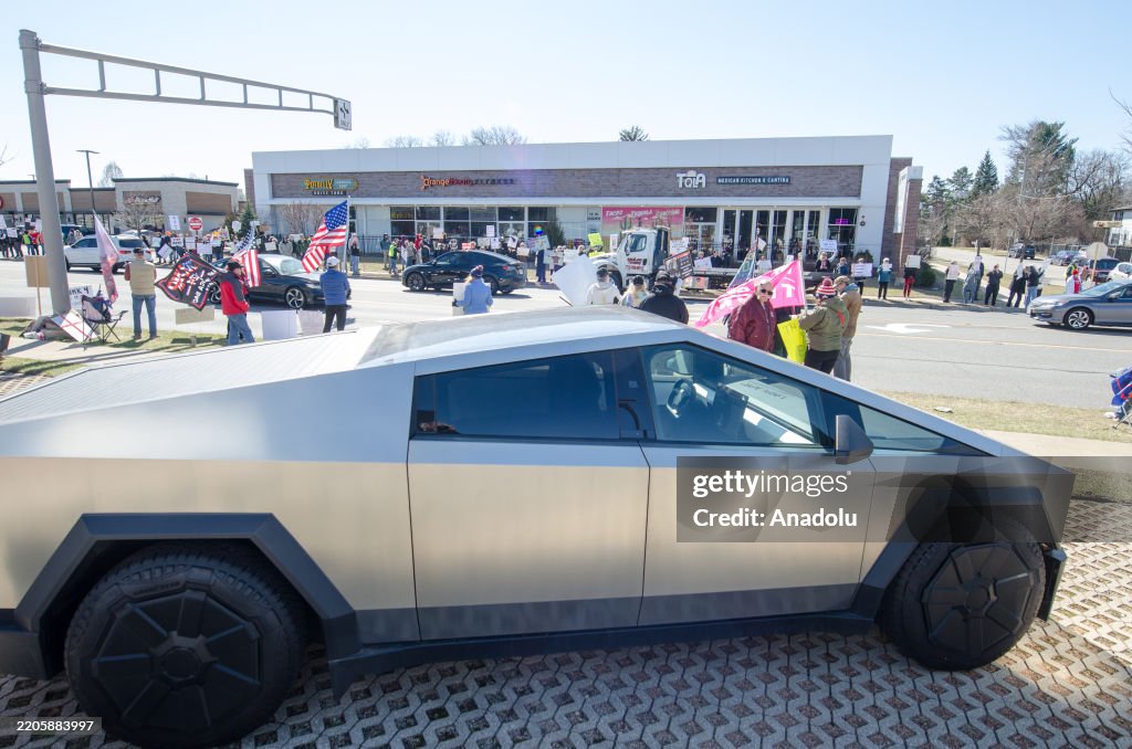Supporters of Donald Trump and Elon Musk counter-protest outside Tesla car showroom in Chicago