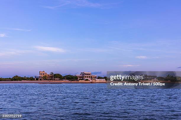 lamu or lamu town is a small town on lamu island,which in turn is a part of the lamu archipelago in,kenya - travel destination not business travel or cityscape or scenic or exploration or vacation stockfoto's en -beelden