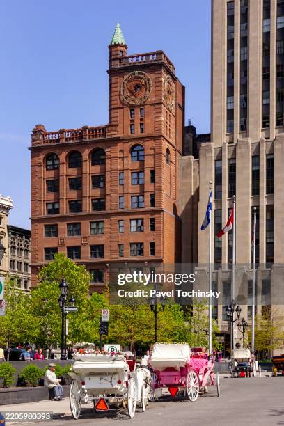 montreal, quebec – new york life insurance building at 511 place d'armes, designed by babb, cook and willard - isla de montreal fotografías e imágenes de stock