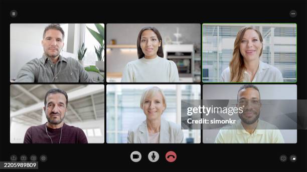 team impegnato in una riunione di lavoro virtuale - videoconferenza foto e immagini stock