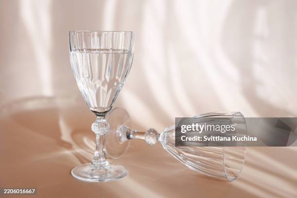 elegant crystal wine glasses with soft sunlight reflections - kristallglas stock-fotos und bilder