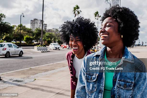 young friends women talking in havana, cuba - afro cuba stock pictures, royalty-free photos & images