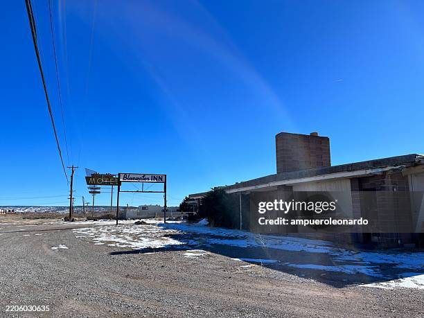 abandoned bluewater inn motel along route 66 in grants, new mexico - broken sign stock pictures, royalty-free photos & images