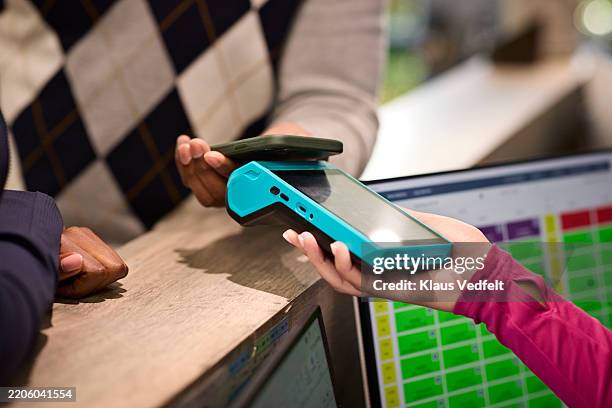 customer making contactless payment - access card reader stock pictures, royalty-free photos & images