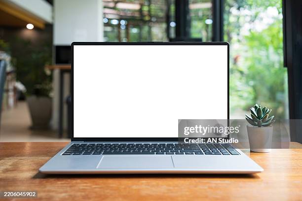 laptop computer blank screen on table in cafe background. laptop with blank screen on table of coffee shop blur background - escritorio fotografías e imágenes de stock