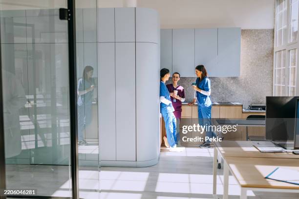 infirmières prenant une pause-café ensemble - faire-une-pause photos et images de collection