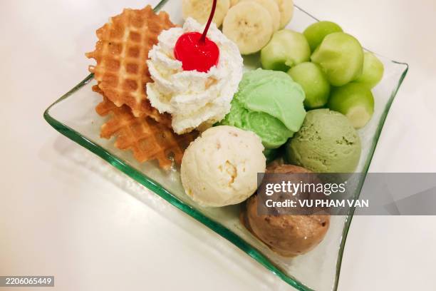 glass plate of ice creams, tropical fruits and waffles - sorvete chocolate chip - fotografias e filmes do acervo