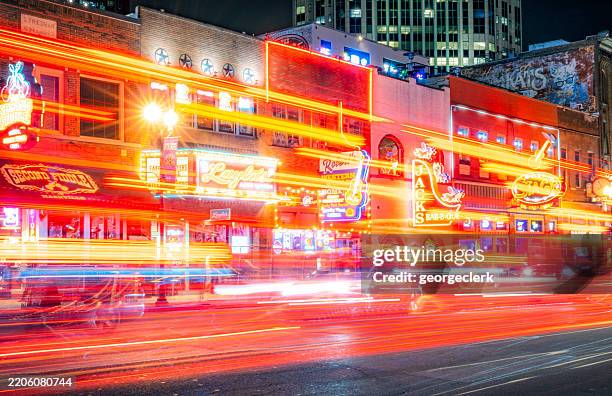 nuit animée à nashville - country music photos et images de collection