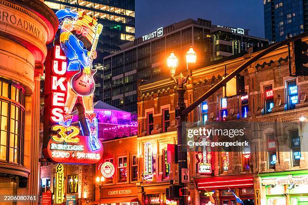 nashville signs at dusk - nashville stockfoto's en -beelden