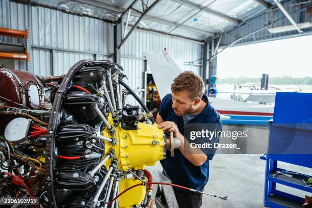 ingeniero mecánico profesional que trabaja en el motor de un avión - aviacion fotografías e imágenes de stock