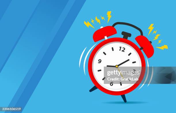 ilustraciones, imágenes clip art, dibujos animados e iconos de stock de despertador rojo que ilustra los conceptos de puntualidad de la gestión del tiempo - fecha tope