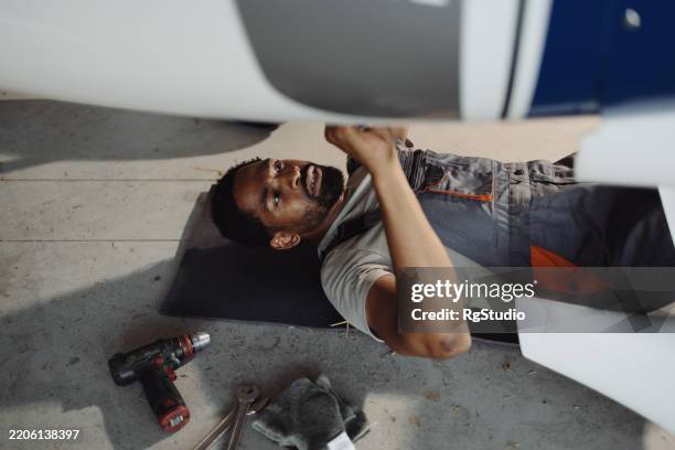 an aircraft mechanic troubleshooting and fixing a jet - aeronautical engineer stock pictures, royalty-free photos & images