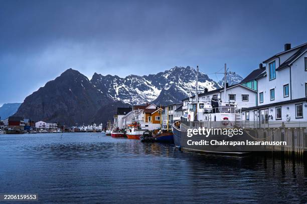 Vista Del Puerto Del Pueblo Pesquero De Henningsvr Con Barcos De Pesca Y Otros Barcos En Un Da Nublado Islas Lofoten Noruega, Foto de stock