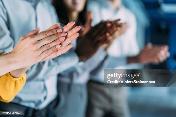 geschäftsleute applaudieren während eines seminars im konferenzsaal. - trophäe stock-fotos und bilder