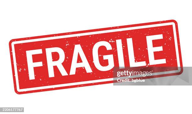 ilustraciones, imágenes clip art, dibujos animados e iconos de stock de frágil - sello de goma rojo sobre fondo blanco - debilidad