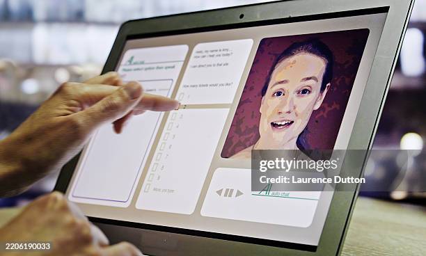 assistente per laptop ai - avatar foto e immagini stock