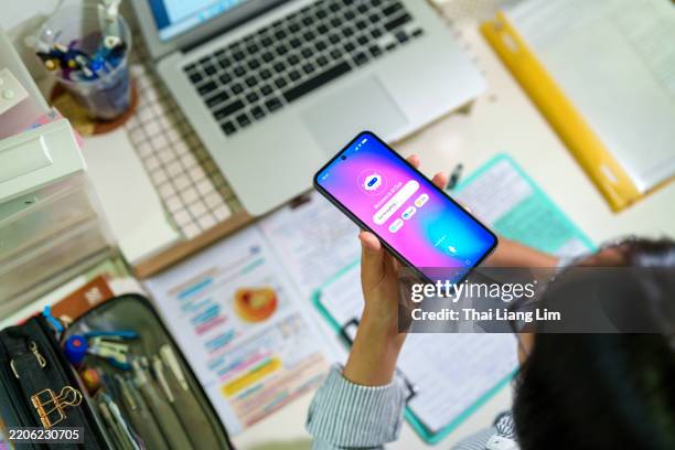 étudiant utilisant un chatbot ia pendant ses études - faire ses devoirs photos et images de collection