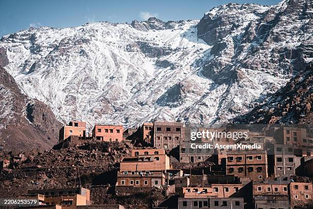 bergdorf und schneebedeckte gipfel, atlasgebirge - atlasgebirge stock-fotos und bilder