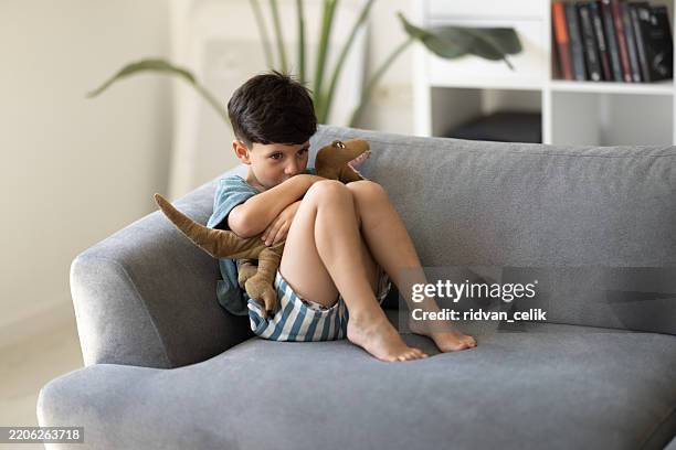 non si sente al sicuro a casa sua - solo bambini maschi foto e immagini stock