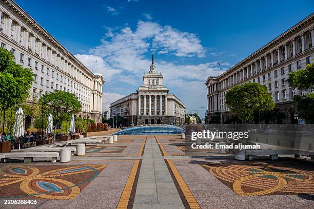 the largo complex in sofia, bulgaria, with government buildings and a public plaza - bulgarien stock-fotos und bilder