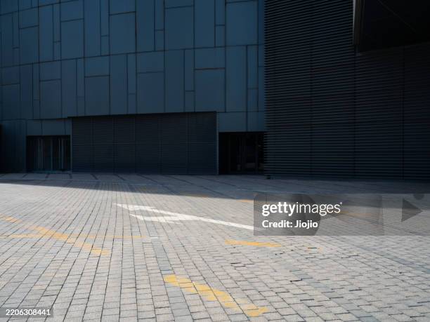 empty road against wall - roadside stock pictures, royalty-free photos & images