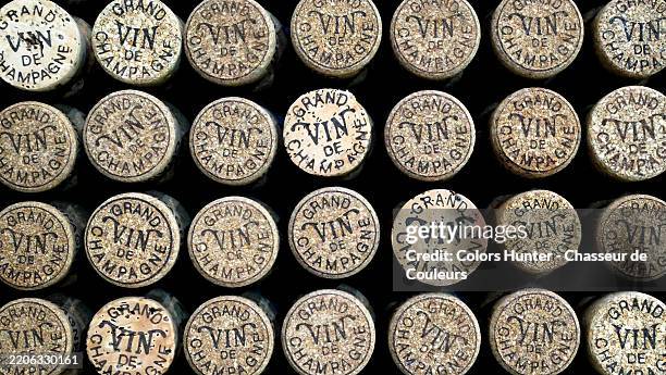 background of french champagne corks. rough texture. natural colors. sunlight. paris, france. - bouchon en liège photos et images de collection