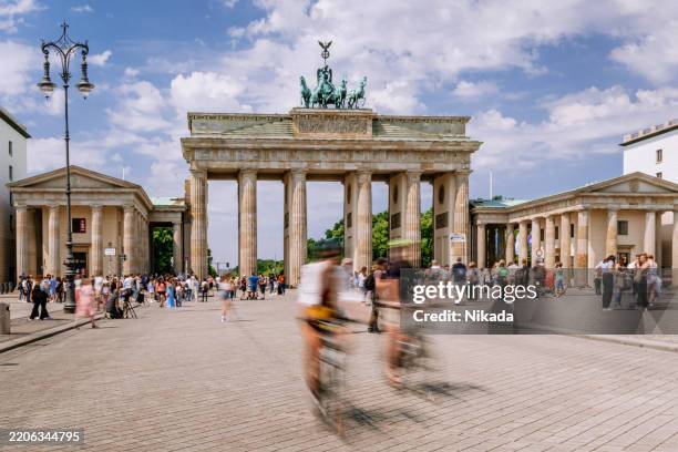 brandenburg gate with bustling visitors, berlin, germany - centro de berlim imagens e fotografias de stock