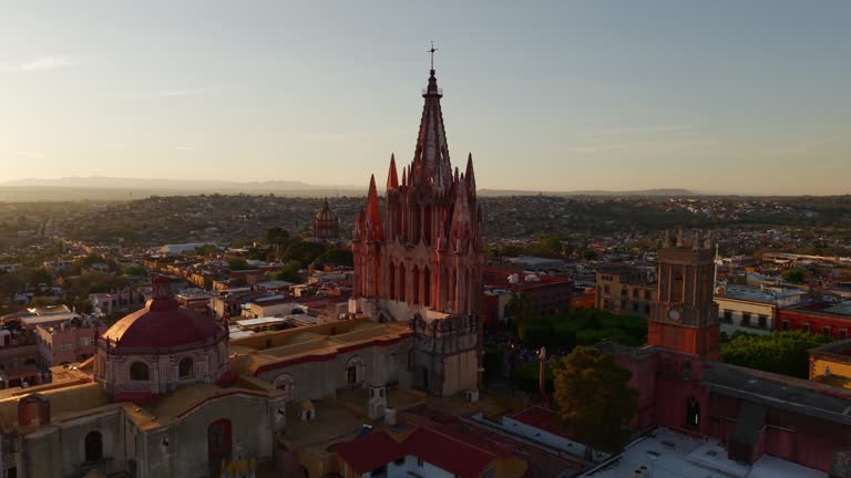 https://media.gettyimages.com/id/2206381310/video/san-miguel-de-allende-sunset-aerial-ii.jpg?b=1&s=640x640&k=20&c=kDam4Jl3Q7J8KycSTMepwv_90j-yP28FzfKspfBQ5y4=