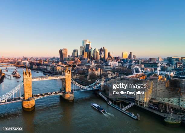 vista aérea del tower bridge y la city de londres al amanecer, reino unido - londres inglaterra fotografías e imágenes de stock
