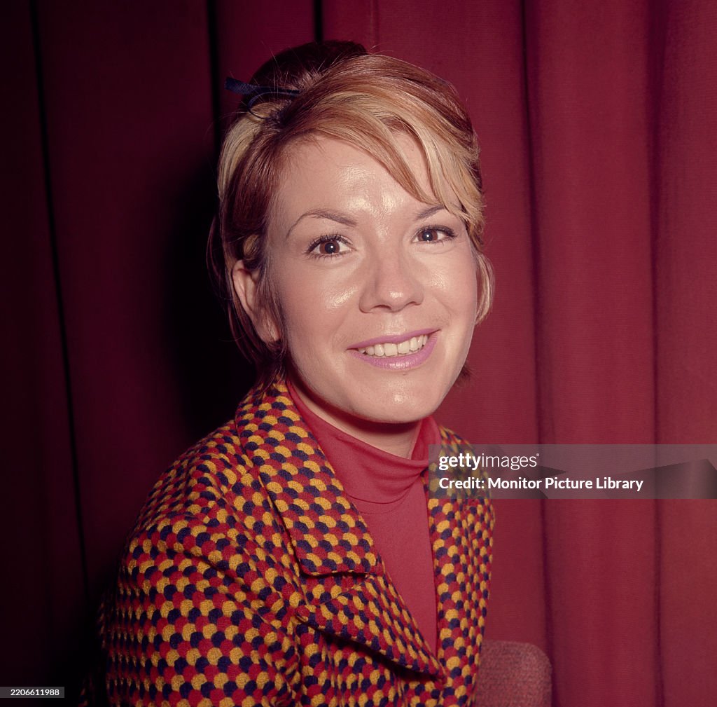 American singer Vikki Carr, photographed circa 1969. News Photo - Getty ...