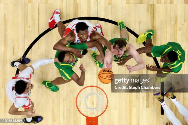 Trey Townsend of the Arizona Wildcats, Kwame Evans Jr. #10 of the Oregon Ducks, Tobe Awaka of the Arizona Wildcats Nate Bittle of the Oregon Ducks TJ...