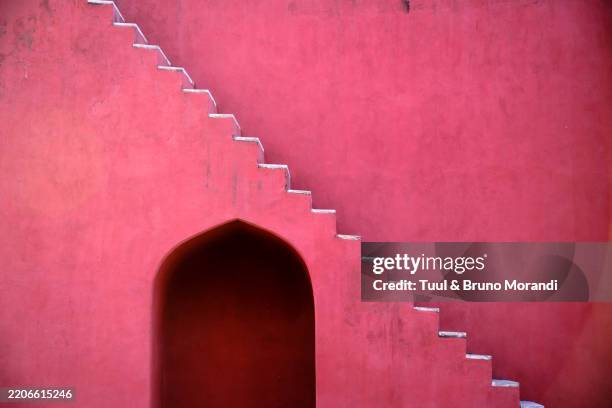 india, new delhi, jantar mantar, astronomical observatory - jantar mantar nuova delhi foto e immagini stock