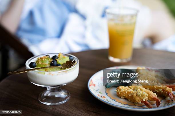 afternoon tea - luxury cupcakes stock pictures, royalty-free photos & images