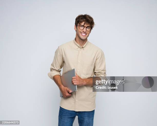 porträt eines zuversichtlich jungen mannes - weißes hemd stock-fotos und bilder