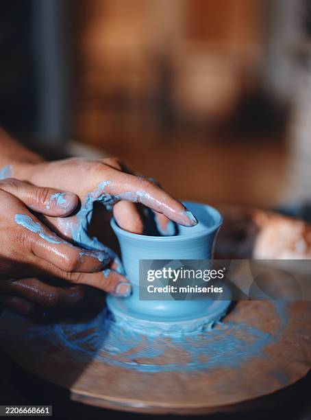 mains sculptant de la poterie sur un rouet dans un studio de création - artisanat photos et images de collection