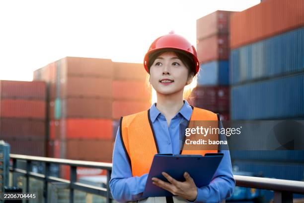 hafenarbeiter erledigt papierkram - kontrollinspektoren stock-fotos und bilder