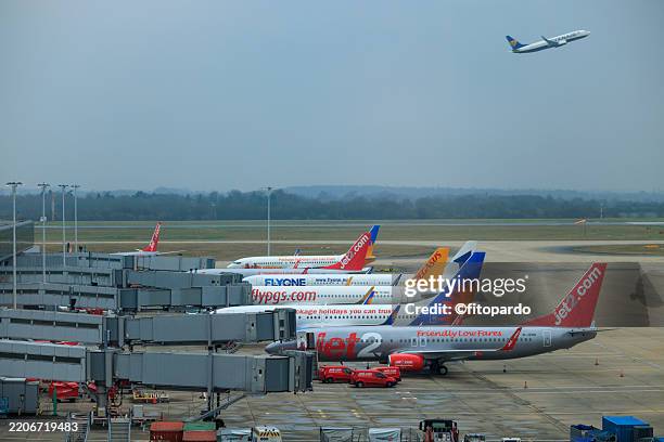 boarding area with departing jet in overcast weather - fitopardo stock pictures, royalty-free photos & images