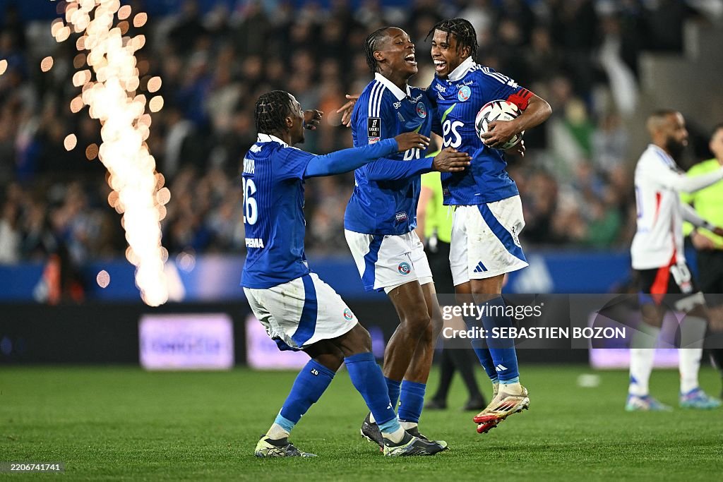 TOPSHOT-FBL-FRA-LIGUE1-STRASBOURG-LYON