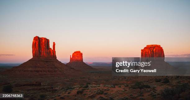monument valley desert landscape at sunset - monument valley tribal park photos et images de collection