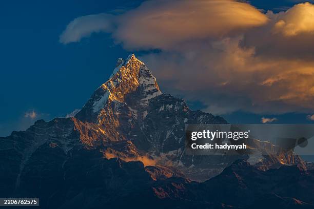 sunrise over mount machhapuchhare, annapurna range, nepal - annapurna range stock pictures, royalty-free photos & images