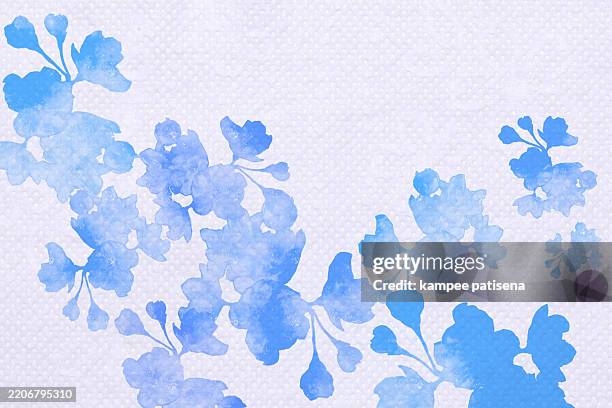 a blue and white flowery background with a blue flower in the foreground - gouache photos et images de collection