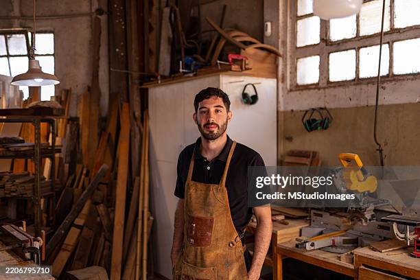 portrait d’un artisan dans un atelier de menuiserie professionnel et organisé - menuisier photos et images de collection
