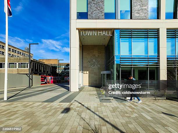 architettura moderna del municipio di crawley, west sussex, regno unito - casa popolare foto e immagini stock